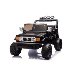 Električni autić Toyota FJ Cruiser XXL s 4x4 pogonom, licenciran (dvosjed), crni, prijenosna litijeva baterija, visoka šasija, dva sjedala, stražnja ovjesna osovina, 2,4 GHz daljinski upravljač, MP3 player s Bluetoothom, LED svjetla
